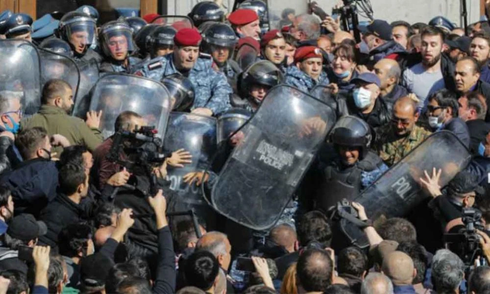 Χαμός στην Αρμενία! Συμπλοκή αστυνομίας και διαδηλωτών- Εκατοντάδες τραυματίες (Εικόνες- Βίντεο)